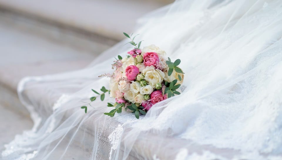 Bouquet con velo da sposa