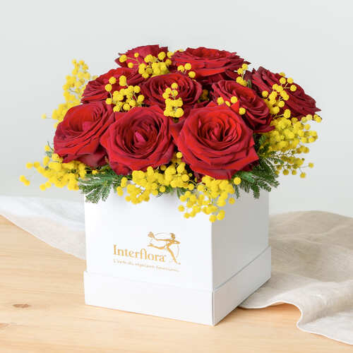 Composizione di rose rosse e mimosa gialla in elegante box bianco Interflora