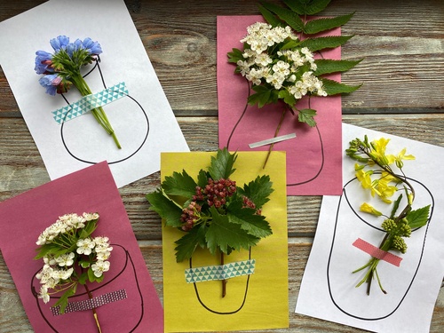 Composizioni floreali fai da te su fogli colorati per un biglietto dedicato alla mamma