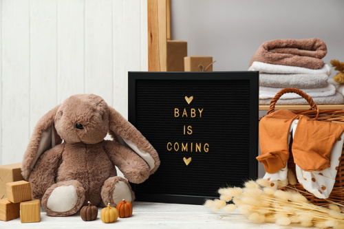 Set regalo per futura mamma con peluche, vestitini per neonato e accessori delicati per celebrare l’arrivo del bambino