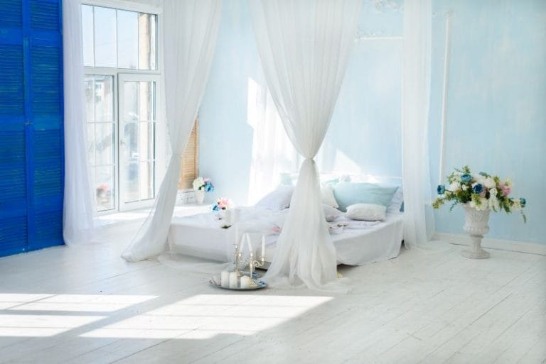 camera con letto a baldacchino