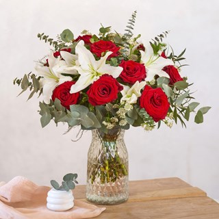 Maldivas - Boquet with withe liliums and red roses