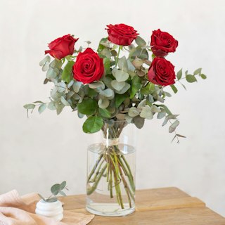 Cinque rose rosse